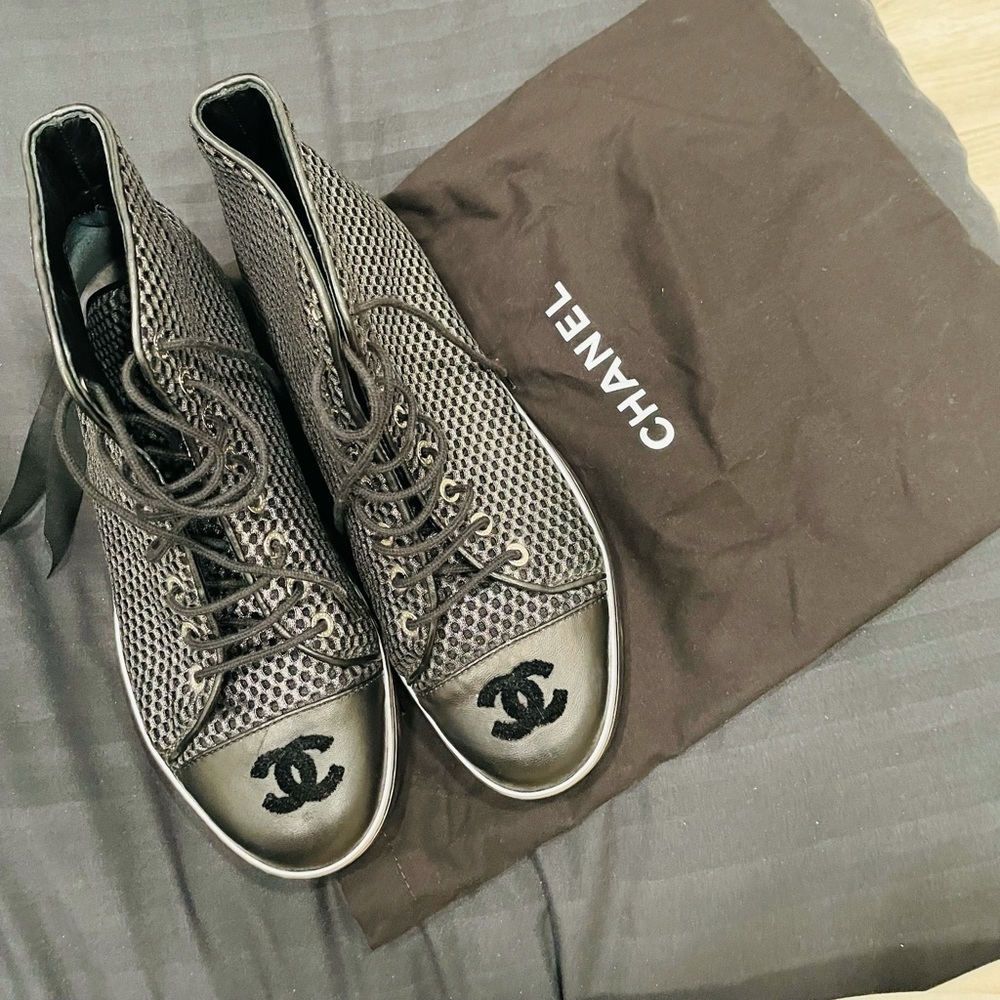Chanel Cc metallic high top sneakers, excellent condition size 39 Authentic